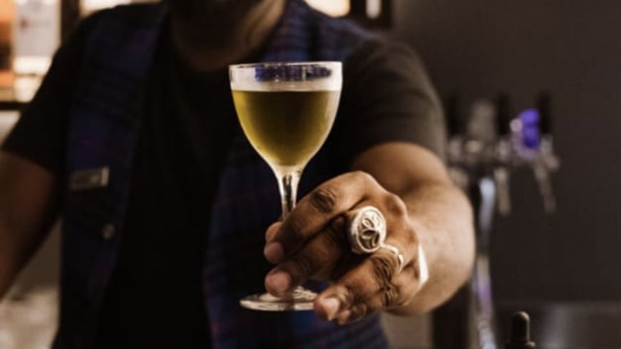 Cocktail d’Autore: Martini Black Saffron di Morris Mau
